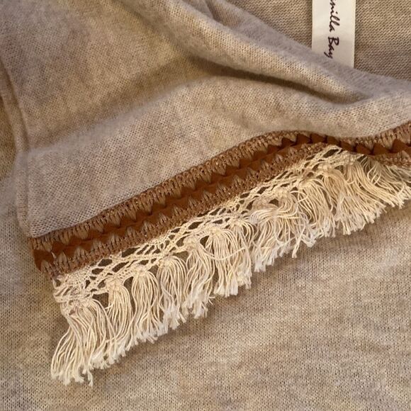 Vanilla Bay size small, very soft, long sweater, thin not heavy material - Picture 3 of 8